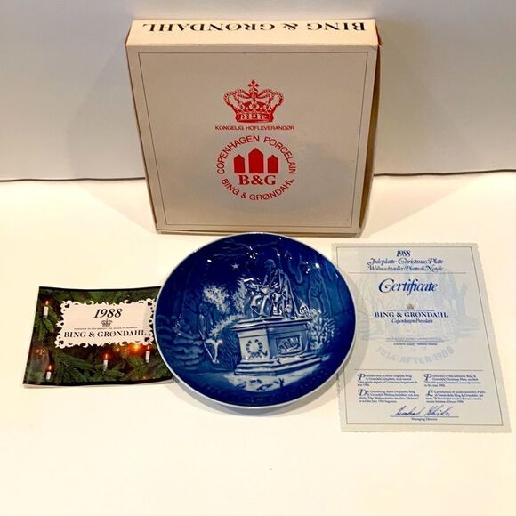 The King's Garden in Copenhagen 1988 Bing & Grondahl Collectible Christmas Plate - Picture 1 of 3